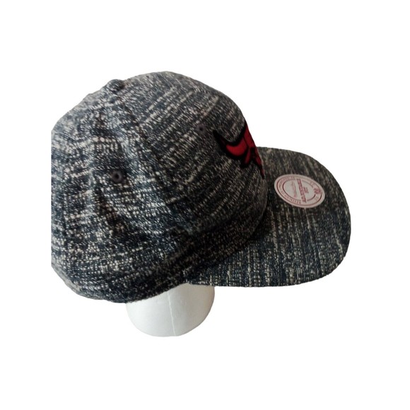 Men's Chicago Bulls Gray Nose Snapback Hat - Picture 5 of 16